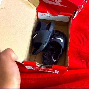 Brand new Nike slides never work baby 5c